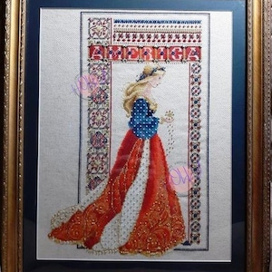 Può includere: Un ricamo a punto croce incorniciato che raffigura una donna con un vestito rosso, bianco e blu in piedi in una porta con la parola "AMERICA" sopra di lei. Il ricamo è dettagliato con perline e punti di cucito intricati.