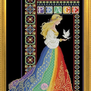 Può includere: Opera d'arte a punto croce in una cornice dorata. Una donna con un abito arcobaleno tiene in mano una colomba. La parola "PACE" è ricamata in alto. L'opera ha uno sfondo nero e bordi decorativi.