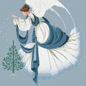 Può includere: Un angelo bianco con ali blu e un vestito bianco sta soffiando neve su un piccolo albero verde. L'angelo ha una corona d'oro e una fascia blu.