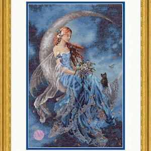 Può includere: Un ricamo a punto croce blu e bianco con una fata seduta su una luna crescente con un gatto nero. La fata indossa un vestito blu e tiene un mazzo di fiori. Lo sfondo è un cielo blu scuro con stelle.