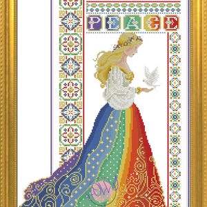 Può includere: Opera d'arte a punto croce incorniciata in oro, raffigurante una donna con i capelli biondi e un abito arcobaleno che tiene in mano una colomba bianca. La parola "PEACE" è ricamata in alto. L'opera ha uno sfondo bianco con bordi decorativi.