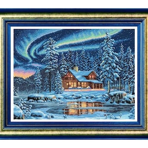 Kreuzstichmuster Keeper Markup PDF + SAGA Aurora Hütte Winter Boreale Cottage Bergwald Wald Bäume Schnee Eissee Weißer Bär