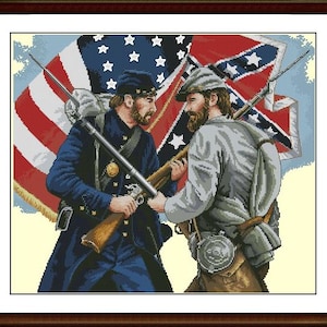 Könnte beinhalten: Kreuzstich-Kunstwerk, das zwei Soldaten zeigt, die sich gegenüberstehen und Gewehre halten, mit amerikanischen und konföderierten Flaggen im Hintergrund. Die Soldaten tragen Uniformen aus der Zeit des Bürgerkriegs. Das Kunstwerk ist in einem dunkelbraunen Holzrahmen gerahmt.