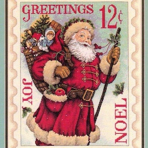 Op de afbeelding: Kruissteekontwerp van de Kerstman, afgebeeld als postzegel. De postzegel toont de woorden "GREETINGS", "JOY" en "NOEL", evenals de prijs "12¢". De Kerstman draagt een zak vol cadeaus en een wandelstok.