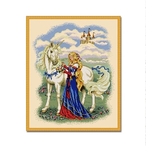 Può includere: Immagine a punto croce di una donna in abito blu e rosso con un unicorno. La donna ha lunghi capelli biondi e tiene dei fiori. Un castello si erge su un cielo nuvoloso. L'opera è incorniciata da un bordo dorato.