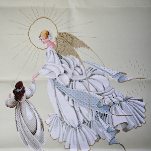 Puede incluir: Un ángel blanco con un halo y alas doradas se inclina hacia un ángel blanco más pequeño con cabello castaño. Los ángeles están bordados en una tela beige.