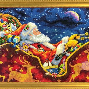 Può includere: Babbo Natale, con un abito rosso e bordi bianchi, è seduto su una slitta con renne e giocattoli. Sta guardando un cielo notturno stellato con la luna piena.