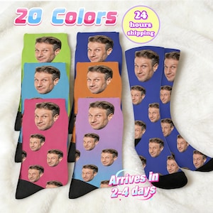 Può includere: Calzini colorati con un motivo ripetuto di volti. I calzini sono disponibili in vari colori, tra cui verde, blu, arancione, rosa e viola. Il testo "20 Colors" e "24 hours shipping" è visibile. Talloni e dita nere.