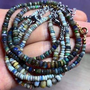 Zeldzame armband met gefacetteerde zwarte opalen en AAA meerkleurige zwarte opaal.