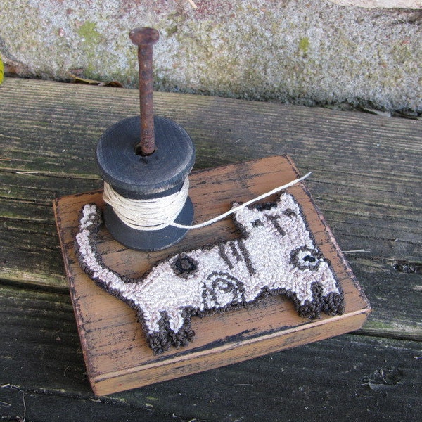 Punchneedle Thread Holder Primitive Folk Art Needlepunch Spool Fun Whimsical Scrappy Cat