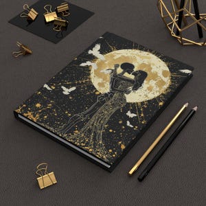Moonlit Embrace: Ein Gothic Hardcover Notizbuch mit ätherischer Eleganz matt
