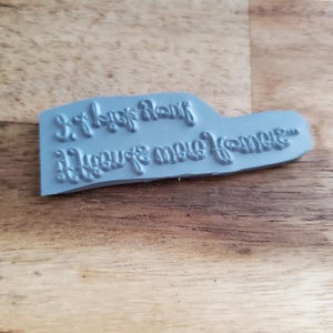 Könnte beinhalten: Grauer Gummistempel mit dem Text "Es geht nicht darum, wie viel du weißt, sondern wie viel du liebst"