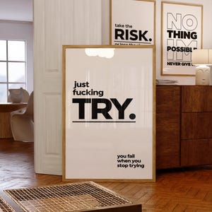 Könnte beinhalten: Drei Motivationsposter mit schwarzem Text auf weißem Hintergrund. Das erste Poster sagt "Gehe das Risiko ein. Oder verpasse die Chance". Das zweite Poster sagt "Versuch es einfach verdammt nochmal. Du scheiterst, wenn du aufhörst zu versuchen". Das dritte Poster sagt "Nichts ist unmöglich. Gib niemals auf".