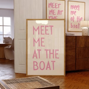 Póster rosa "Encuéntrame en el barco", póster tipográfico de arte playero rosa de verano, decoración playera rosa, arte mural vintage de lago, impresión "Encuéntrame en el barco"