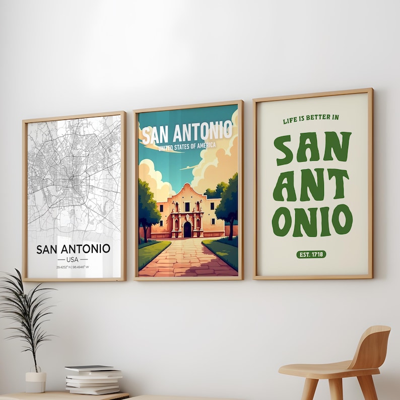 Puede incluir: Tres impresiones enmarcadas con un tema de San Antonio. La impresi&oacute;n de la izquierda presenta un mapa en blanco y negro de San Antonio, Texas. La impresi&oacute;n del medio presenta una ilustraci&oacute;n colorida del Alamo, una misi&oacute;n hist&oacute;rica en San Antonio. La impresi&oacute;n de la derecha presenta el texto "LIFE IS BETTER IN SAN ANTONIO" en letras verdes sobre un fondo crema.