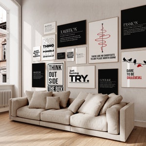 Peut inclure: Un int&eacute;rieur de salon avec un canap&eacute; beige en forme de L et un mur de galerie de posters de motivation avec du texte noir et blanc. Les posters pr&eacute;sentent des phrases comme "Think Outside the Box", "Just Fucking Try", "Dare to be Different", et "There are no shortcuts to any place worth going".