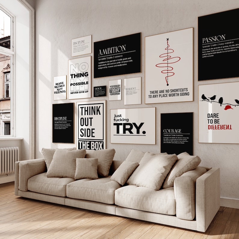 Peut inclure: Un int&eacute;rieur de salon avec un canap&eacute; beige en forme de L et un mur de galerie de posters de motivation avec du texte noir et blanc. Les posters pr&eacute;sentent des phrases comme "Think Outside the Box", "Just Fucking Try", "Dare to be Different", et "There are no shortcuts to any place worth going".