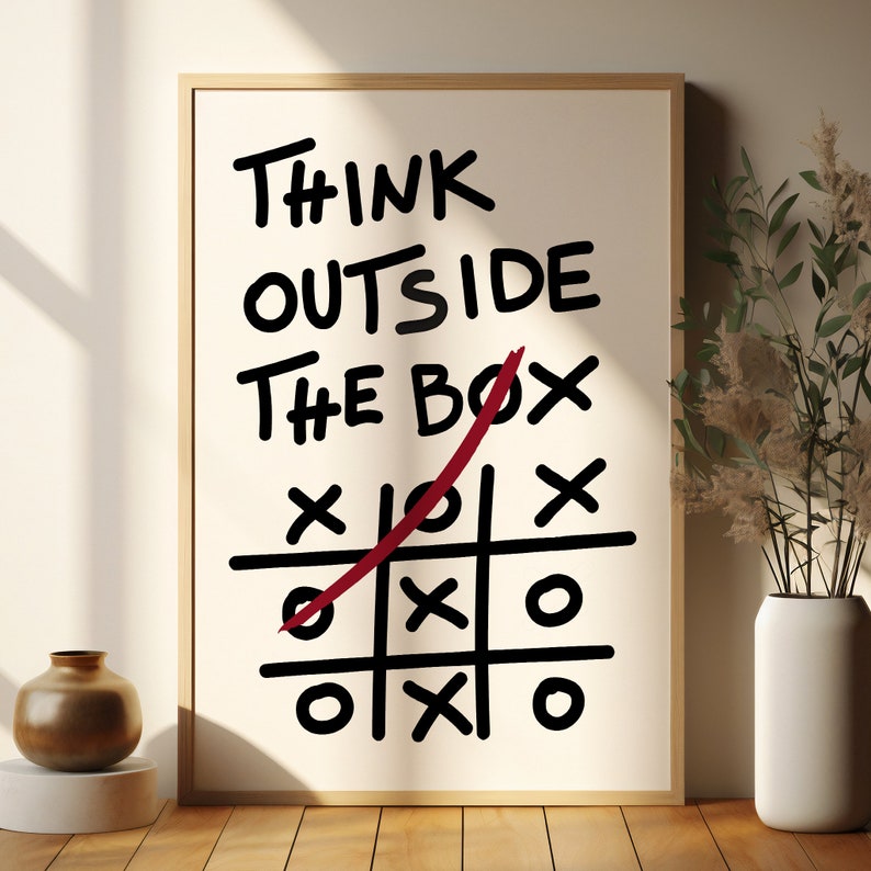 Peut inclure: Une affiche blanche avec du texte noir qui dit "Think Outside The Box" avec une ligne rouge trac&eacute;e &agrave; travers le mot "box" et un jeu de morpion dessin&eacute; en dessous.