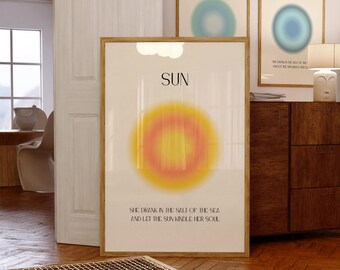 Puede incluir: Impresiones artísticas enmarcadas en madera con las palabras "SUN", "SALT" y "SEA". La impresión "SUN" presenta un círculo degradado amarillo y naranja. Las impresiones "SALT" y "SEA" tienen círculos degradados azules. La impresión "SUN" tiene la cita "SHE DRANK IN THE SALT OF THE SEA AND LET THE SUN KINDLE HER SOUL".