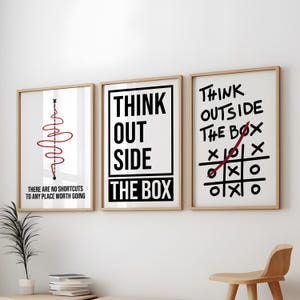 Puede incluir: Tres carteles motivacionales enmarcados con texto en blanco y negro sobre fondo blanco. El primer cartel dice "Think Outside The Box" con una l&iacute;nea roja dibujada a trav&eacute;s de la palabra "box". El segundo cartel dice "Think Outside The Box" con una l&iacute;nea roja dibujada a trav&eacute;s de la palabra "box". El tercer cartel dice "No hay atajos para llegar a ning&uacute;n lugar que valga la pena visitar" con una l&iacute;nea roja dibujada a trav&eacute;s de la palabra "atajos".