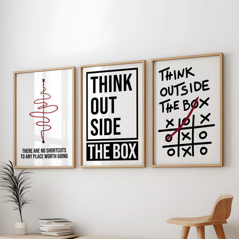 Puede incluir: Tres carteles motivacionales enmarcados con texto en blanco y negro sobre fondo blanco. El primer cartel dice "Think Outside The Box" con una l&iacute;nea roja dibujada a trav&eacute;s de la palabra "box". El segundo cartel dice "Think Outside The Box" con una l&iacute;nea roja dibujada a trav&eacute;s de la palabra "box". El tercer cartel dice "No hay atajos para llegar a ning&uacute;n lugar que valga la pena visitar" con una l&iacute;nea roja dibujada a trav&eacute;s de la palabra "atajos".