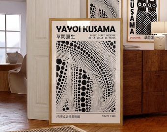 Puede incluir: Tres impresiones artísticas enmarcadas con obras de arte de Yayoi Kusama. Las impresiones tienen un marco de madera y muestran patrones de lunares en blanco y negro y texto japonés. Una impresión muestra dos gatos negros con lunares. El texto "YAYOI KUSAMA" es visible.