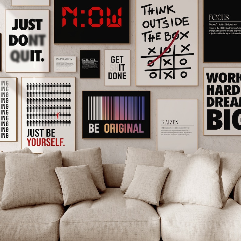 Peut inclure: Un salon avec un canap&eacute; beige et des coussins. Le mur derri&egrave;re le canap&eacute; est d&eacute;cor&eacute; d'affiches de motivation avec du texte comme "Just Don't Quit", "Now", "Think Outside The Box", "Just Be Yourself", "Be Original", "Work Hard Dream Big", "Focus", et "Kaizen".