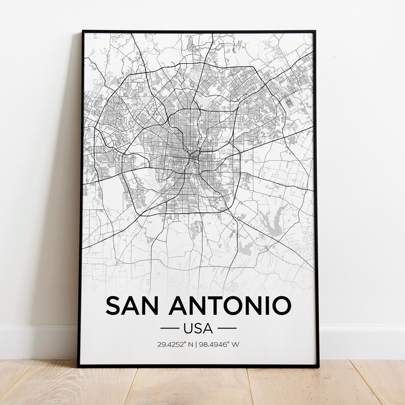 Puede incluir: Impresi&oacute;n de mapa en blanco y negro de San Antonio, Texas, EE. UU. El mapa muestra las calles y los puntos de referencia de la ciudad. El texto "San Antonio - USA - 29.4252&deg; N | 98.4946&deg; W" est&aacute; impreso debajo del mapa.