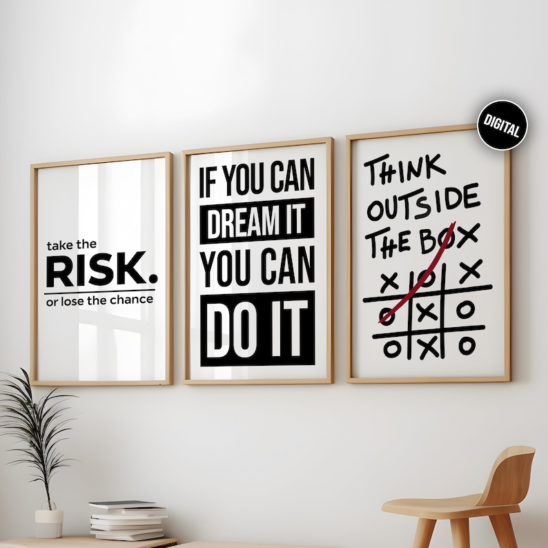 Peut inclure: Trois affiches de motivation avec du texte noir sur fond blanc. La premi&egrave;re affiche dit "take the RISK. or lose the chance". La deuxi&egrave;me affiche dit "IF YOU CAN DREAM IT YOU CAN DO IT". La troisi&egrave;me affiche dit "THINK OUTSIDE THE BOX" avec un jeu de morpion dessin&eacute; dessus.