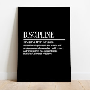 Peut inclure: Affiche murale imprimable noir et blanc avec le mot "DISCIPLINE" en grandes lettres blanches. La d&eacute;finition du mot est &eacute;crite en lettres blanches plus petites en dessous. La d&eacute;finition est "'disciplina' | latin | aristotle Discipline is the practice of self-control and moderation to act in accordance with reason and virtue rather than succumbing to momentary impulses or desires."