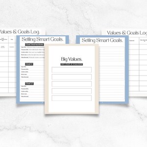 Könnte beinhalten: Ein Satz druckbarer Arbeitsblätter zur Zielsetzung und Wertefindung. Die Arbeitsblätter sind mit "Werte- und Zielprotokoll" und "SMART-Ziele setzen" betitelt. Ein Arbeitsblatt ist mit "Große Werte" betitelt und bietet Platz, um Ihre Top 5 Werte aufzuschreiben.