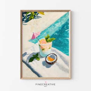 Könnte beinhalten: Gerahmter Kunstdruck eines erfrischenden Cocktails mit rosa Schirmchen, Zitronenscheibe und Minze. Eine halbe Kokosnuss mit Orangenscheibe liegt neben dem Getränk auf einem weißen Handtuch. Das Kunstwerk ist vor einem Poolhintergrund.