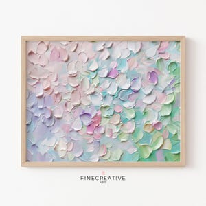Op de afbeelding: Abstract bloemenschilderij in een houten lijst. Het kunstwerk toont getextureerde penseelstreken in pastelkleuren, waaronder roze, paars, groen en wit. De schildering heeft de tekst "FINECREATIVE ART" onderaan.