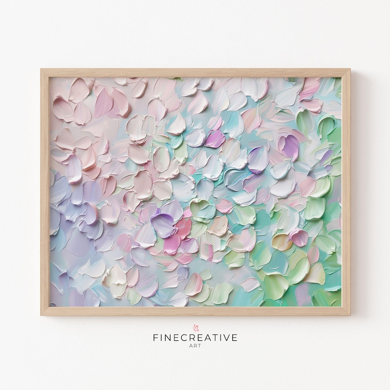 Op de afbeelding: Abstract bloemenschilderij in een houten lijst. Het kunstwerk toont getextureerde penseelstreken in pastelkleuren, waaronder roze, paars, groen en wit. De schildering heeft de tekst "FINECREATIVE ART" onderaan.