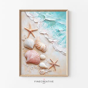Könnte beinhalten: Gerahmtes Kunstwerk mit einer Strandszene mit Muscheln und Seesternen. Das Kunstwerk hat einen hellbeigen Hintergrund mit einer türkisfarbenen und weißen Welle. Verschiedene Muscheln und Seesterne sind am Strand verstreut, mit dem Text "FINECREATIVE ART" unten.