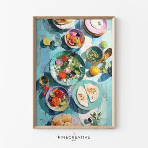 Puede incluir: Una impresión artística de una mesa con varios platos. La imagen presenta platos de ensalada, fruta y pan, con una paleta de colores vibrantes de azules, verdes y naranjas. La obra de arte está enmarcada en madera clara.