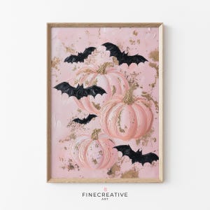 Può includere: Dipinto incorniciato con zucche rosa e pipistrelli neri su uno sfondo rosa e oro strutturato. L'opera d'arte ha un tema di Halloween, con le zucche e i pipistrelli che creano un'atmosfera festosa. Il testo "FINECREATIVE ART" è in basso.