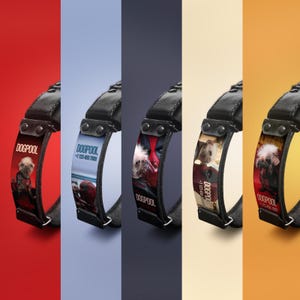 Puede incluir: Cinco diseños diferentes de collares para perros con una correa de cuero negro y un inserto impreso de colores. Los insertos presentan un perro, un superhéroe y un número de teléfono. El texto en los collares dice "DOGPOOL +1 123 456 7890".