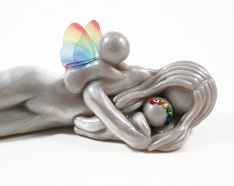 Regenboogbabysculptuur: handgebeeldhouwd beeldje moeder en engel