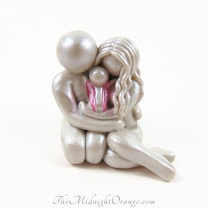 Escultura de arcilla conmemorativa hecha a mano para la pérdida de un bebé: un ángel como recuerdo.