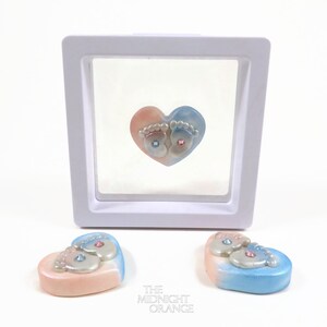 Baby Feet Keepsake Roze en blauw hart met kleine voetafdrukken van The Midnight Orange afbeelding 2