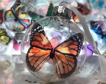 Adorno de recuerdo navideño de mariposa monarca en bola de vidrio de The Midnight Orange - usted elige el color - hermoso regalo conmemorativo