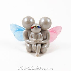 Scultura di un bambino arcobaleno con fratelli angelici - Ricordo commemorativo della perdita