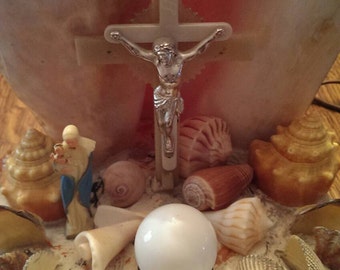 Vintage Mid Century Sea Shell Jesus Crucifix Madonna  Child Christmas & Easter Lamp