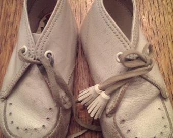 Sweet Little Pair of Vintage White Leather Buster Brown Baby Shoes