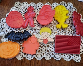 Set of 10 Assorted Plastic Cookie Cutters for all Holidays