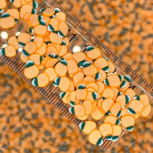 Espolvoreado de arcilla polimérica con forma de piña entera de 5 mm (NO COMESTIBLE) D22-11