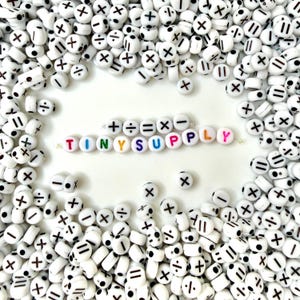 Cuentas planas redondas de acrílico blanco con forma de símbolo matemático, de 7 mm x 4 mm.