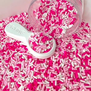 Mistura de pedaços de argila polimérica com tema de festa rosa FALSA (NÃO COMESTÍVEL) D1-01