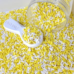 Mistura de pedaços de argila de polímero com tema amarelo e branco falso (NÃO COMESTÍVEL) D1-12